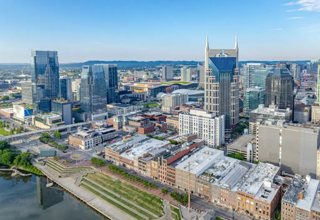 Vista aérea del centro de Nashville y el río Cumberland